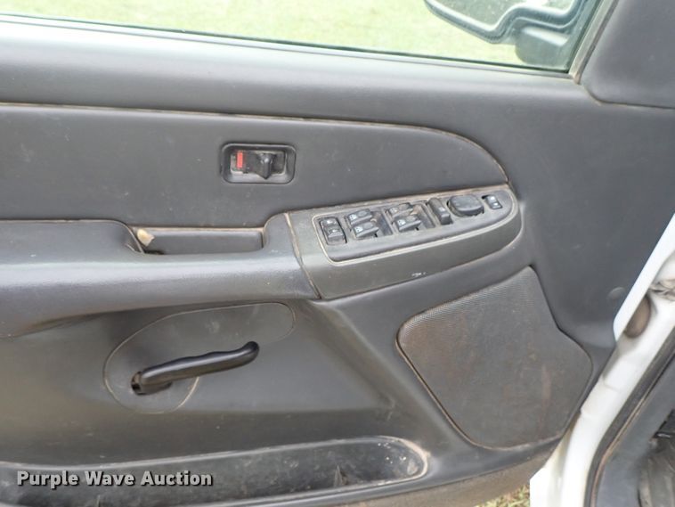 image for item DB7737 2005 Chevrolet Silverado 2500HD Crew Cab pickup truck