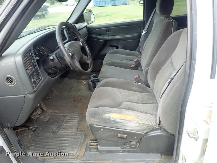 image for item DB7737 2005 Chevrolet Silverado 2500HD Crew Cab pickup truck