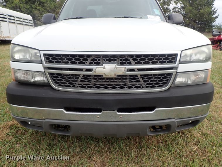 image for item DB7737 2005 Chevrolet Silverado 2500HD Crew Cab pickup truck