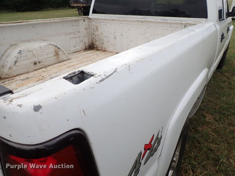 image for item DB7737 2005 Chevrolet Silverado 2500HD Crew Cab pickup truck