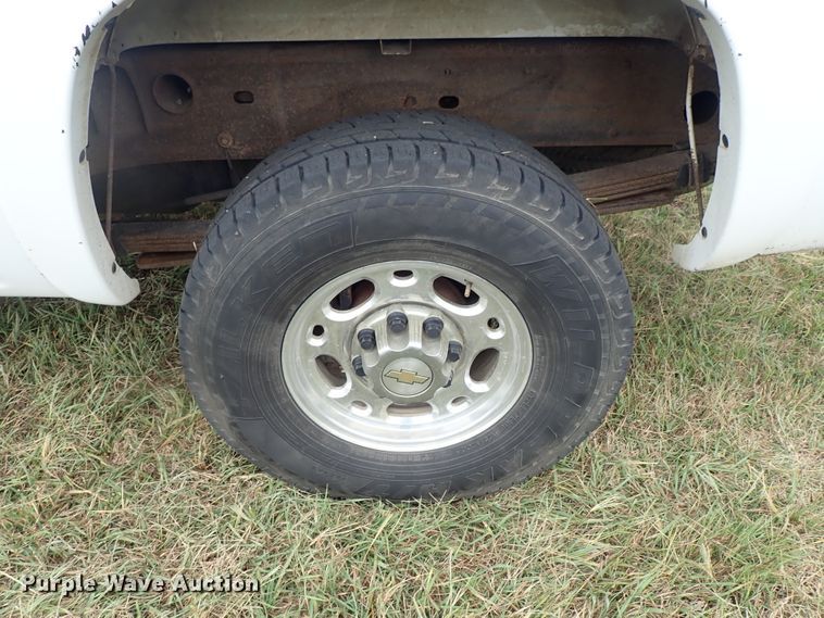 image for item DB7737 2005 Chevrolet Silverado 2500HD Crew Cab pickup truck