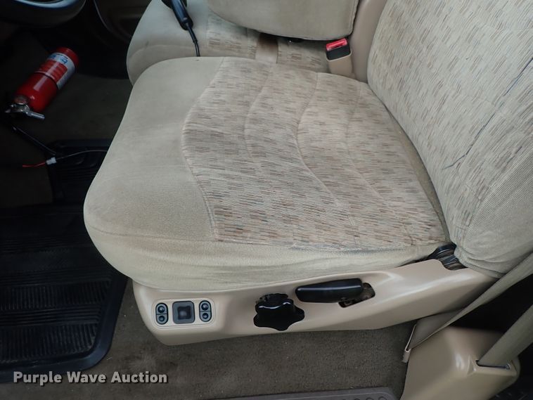 image for item DB7739 1999 Ford F250 Super Duty SuperCab flatbed pickup truck