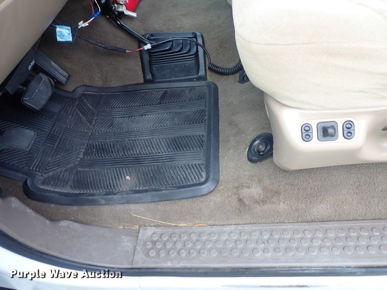 image for item DB7739 1999 Ford F250 Super Duty SuperCab flatbed pickup truck