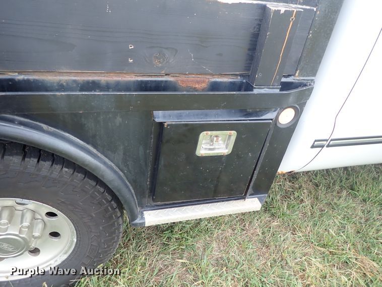 image for item DB7739 1999 Ford F250 Super Duty SuperCab flatbed pickup truck