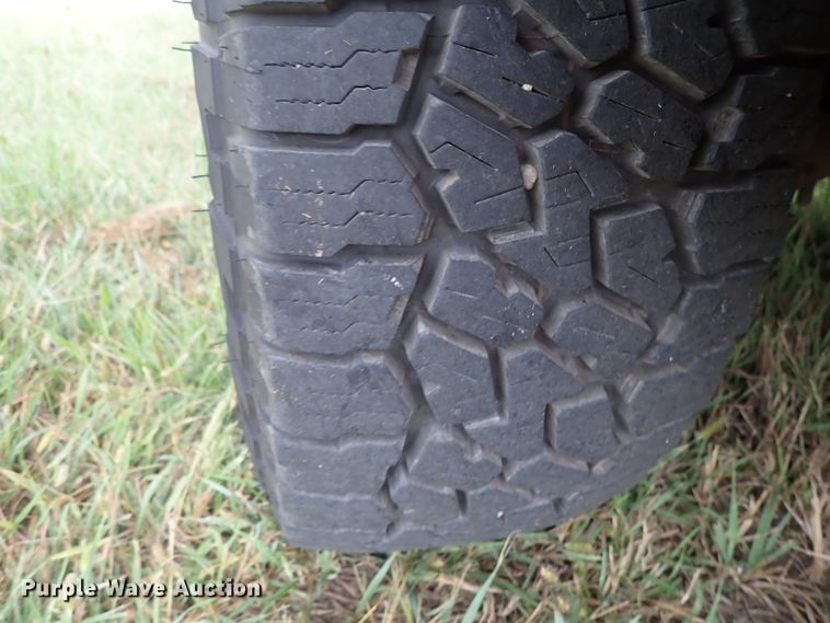 image for item DB7739 1999 Ford F250 Super Duty SuperCab flatbed pickup truck