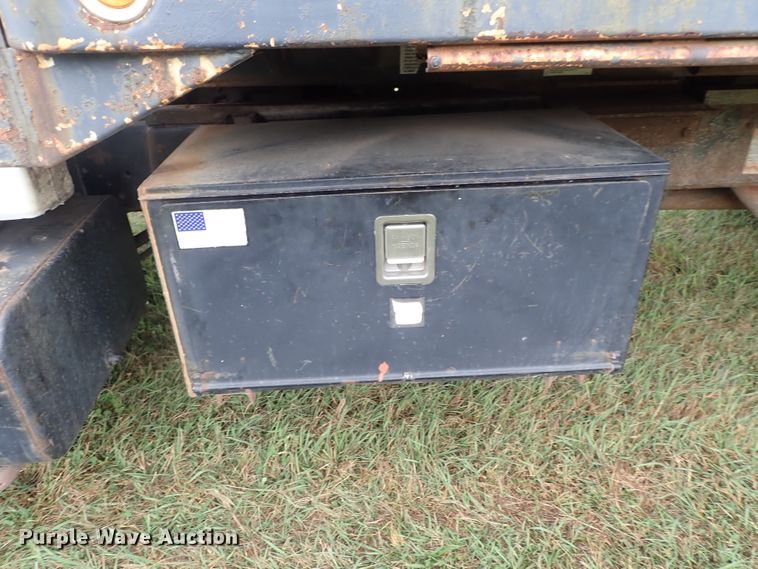 image for item DB7745 1999 Ford F800 dump truck