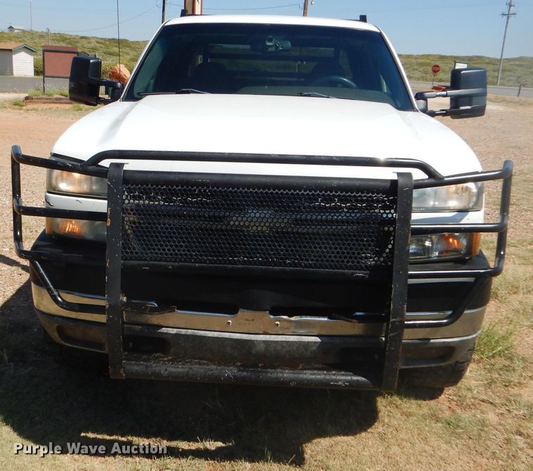 image for item DD4452 2005 Chevrolet Silverado 2500HD Ext. Cab flatbed pickup truck