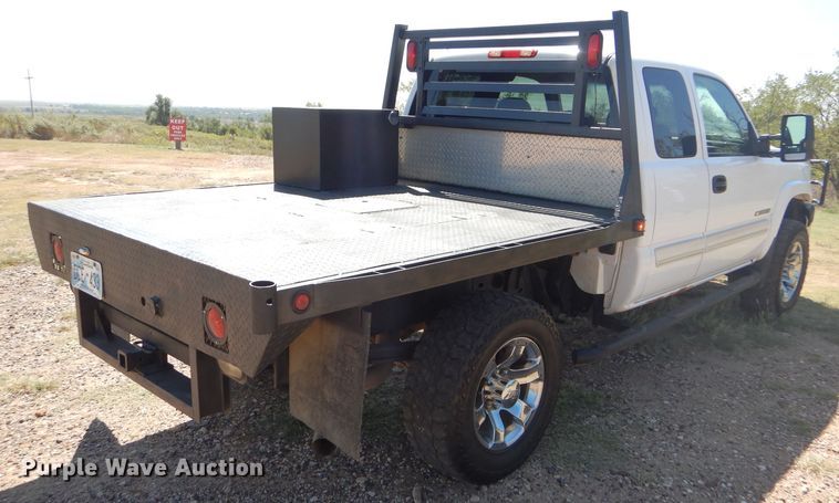 image for item DD4452 2005 Chevrolet Silverado 2500HD Ext. Cab flatbed pickup truck