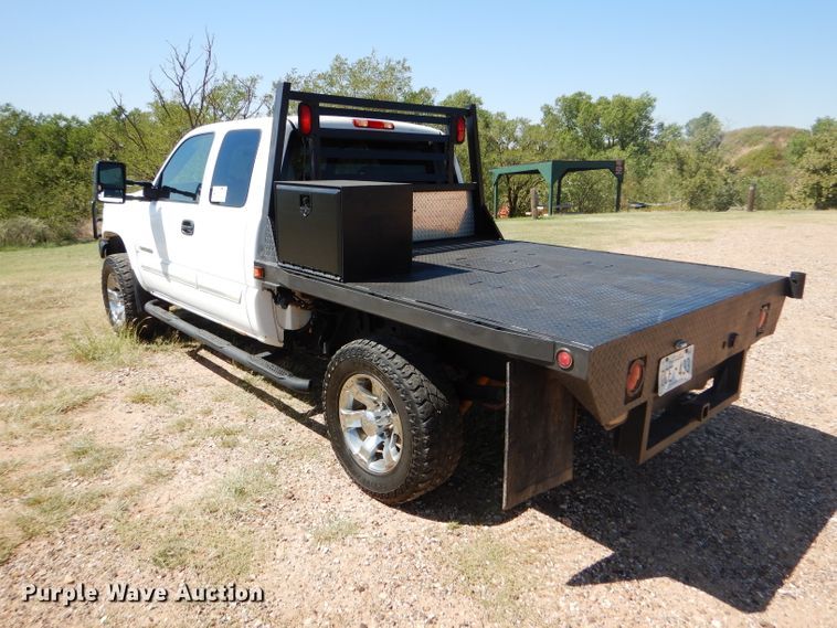 image for item DD4452 2005 Chevrolet Silverado 2500HD Ext. Cab flatbed pickup truck