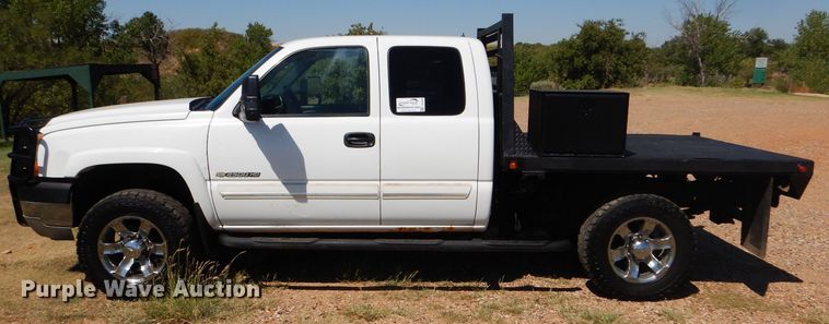 image for item DD4452 2005 Chevrolet Silverado 2500HD Ext. Cab flatbed pickup truck