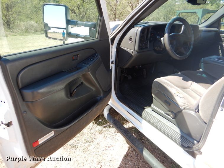 image for item DD4452 2005 Chevrolet Silverado 2500HD Ext. Cab flatbed pickup truck