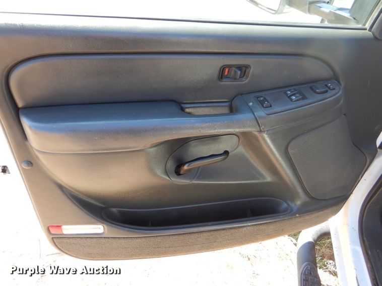 image for item DD4452 2005 Chevrolet Silverado 2500HD Ext. Cab flatbed pickup truck