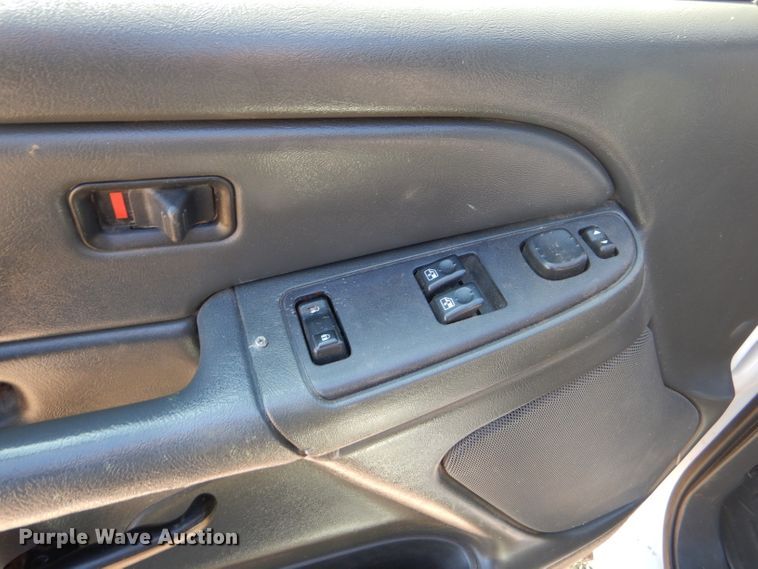 image for item DD4452 2005 Chevrolet Silverado 2500HD Ext. Cab flatbed pickup truck