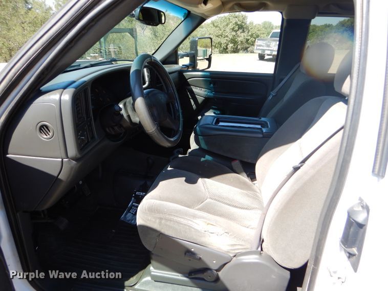 image for item DD4452 2005 Chevrolet Silverado 2500HD Ext. Cab flatbed pickup truck