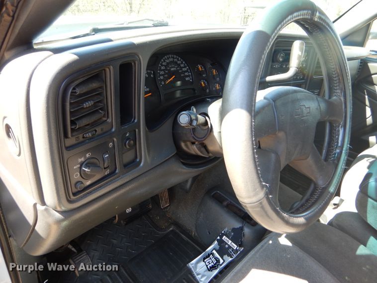 image for item DD4452 2005 Chevrolet Silverado 2500HD Ext. Cab flatbed pickup truck