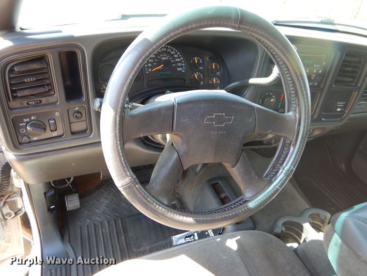 image for item DD4452 2005 Chevrolet Silverado 2500HD Ext. Cab flatbed pickup truck