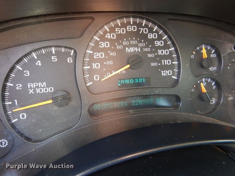 image for item DD4452 2005 Chevrolet Silverado 2500HD Ext. Cab flatbed pickup truck