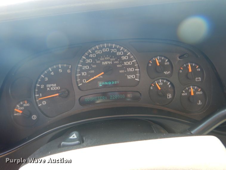 image for item DD4452 2005 Chevrolet Silverado 2500HD Ext. Cab flatbed pickup truck