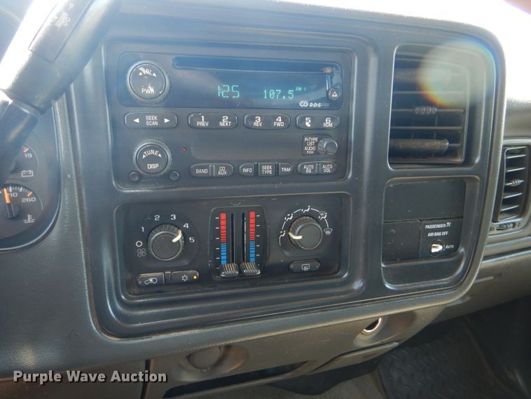 image for item DD4452 2005 Chevrolet Silverado 2500HD Ext. Cab flatbed pickup truck