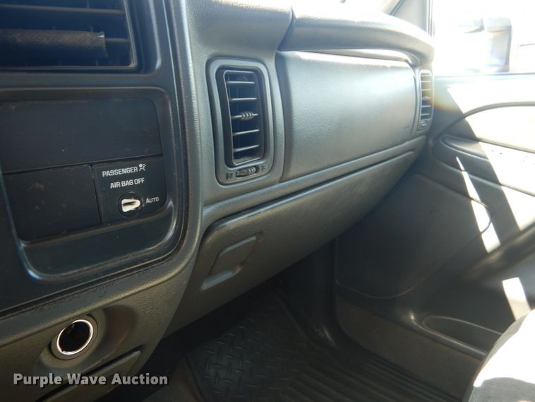 image for item DD4452 2005 Chevrolet Silverado 2500HD Ext. Cab flatbed pickup truck