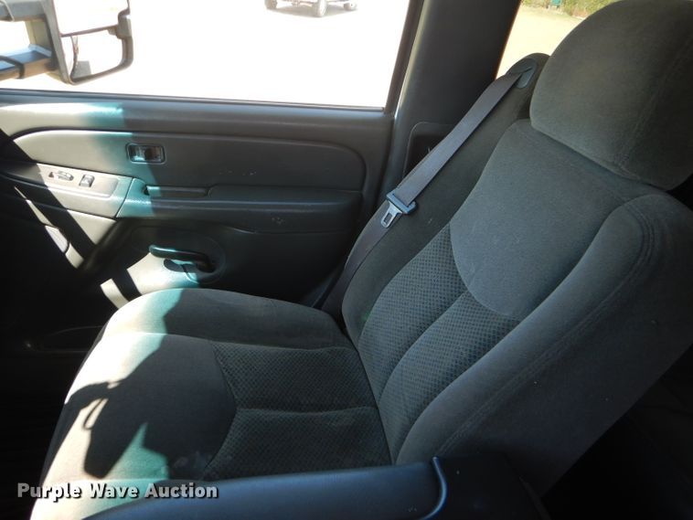 image for item DD4452 2005 Chevrolet Silverado 2500HD Ext. Cab flatbed pickup truck