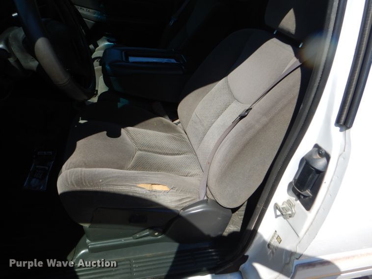 image for item DD4452 2005 Chevrolet Silverado 2500HD Ext. Cab flatbed pickup truck