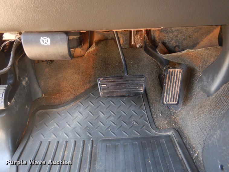 image for item DD4452 2005 Chevrolet Silverado 2500HD Ext. Cab flatbed pickup truck