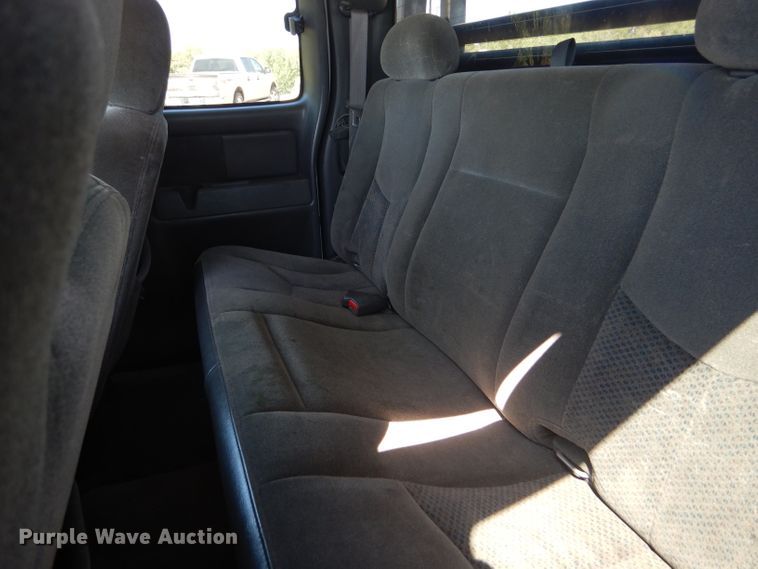 image for item DD4452 2005 Chevrolet Silverado 2500HD Ext. Cab flatbed pickup truck