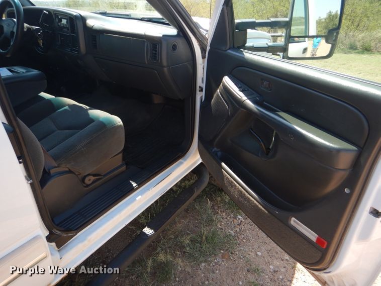 image for item DD4452 2005 Chevrolet Silverado 2500HD Ext. Cab flatbed pickup truck