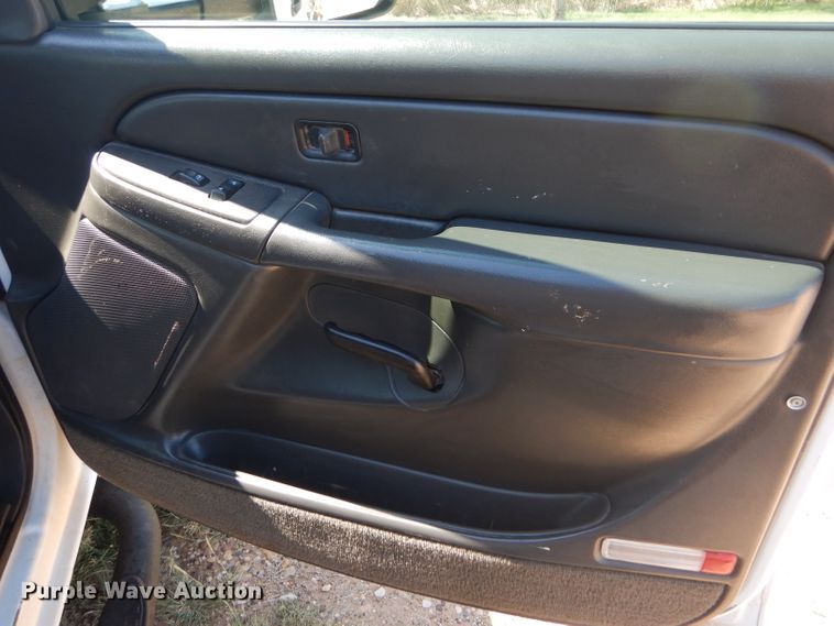 image for item DD4452 2005 Chevrolet Silverado 2500HD Ext. Cab flatbed pickup truck