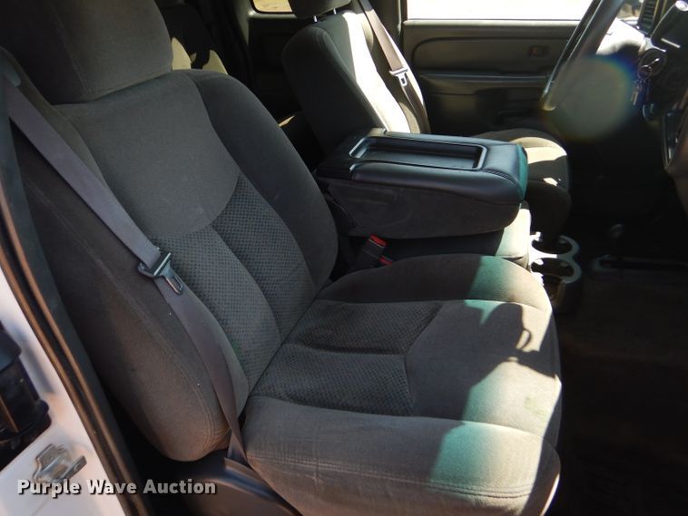 image for item DD4452 2005 Chevrolet Silverado 2500HD Ext. Cab flatbed pickup truck