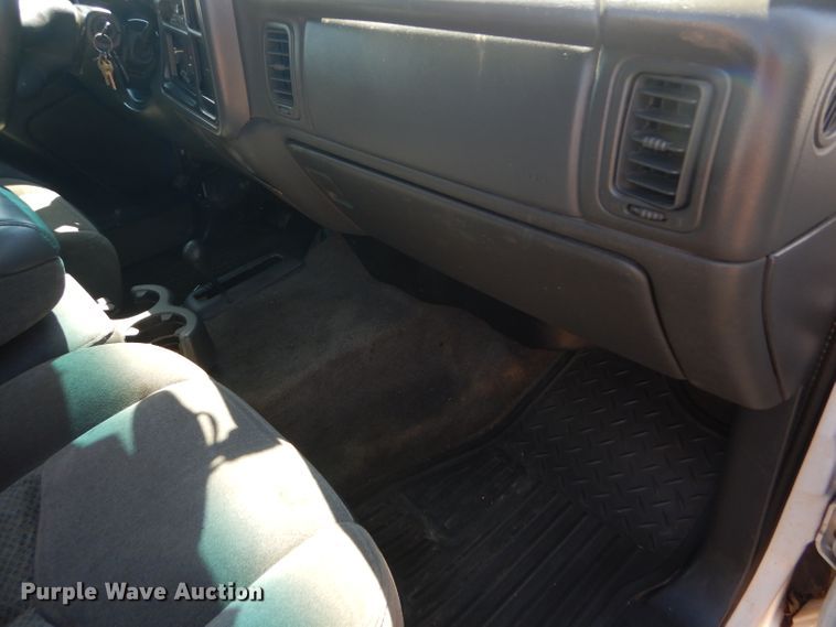 image for item DD4452 2005 Chevrolet Silverado 2500HD Ext. Cab flatbed pickup truck