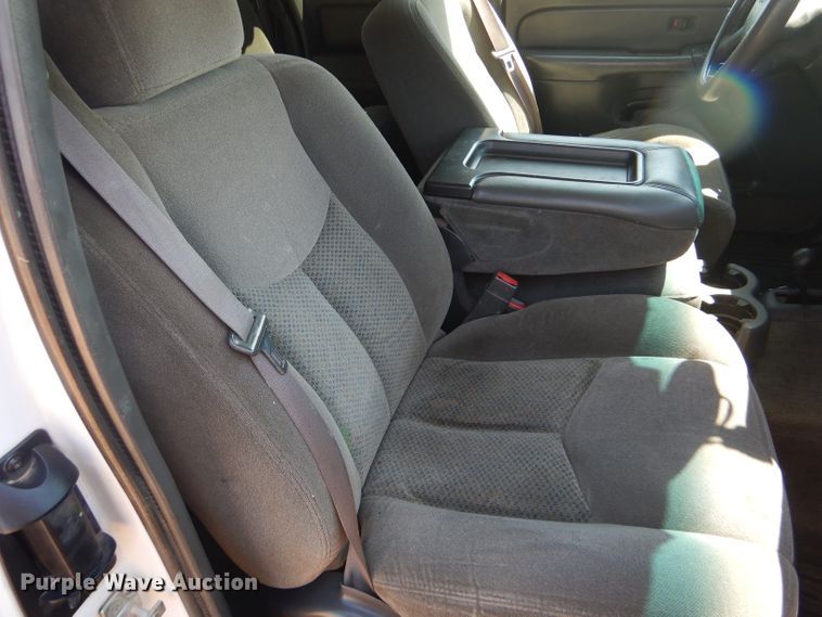 image for item DD4452 2005 Chevrolet Silverado 2500HD Ext. Cab flatbed pickup truck