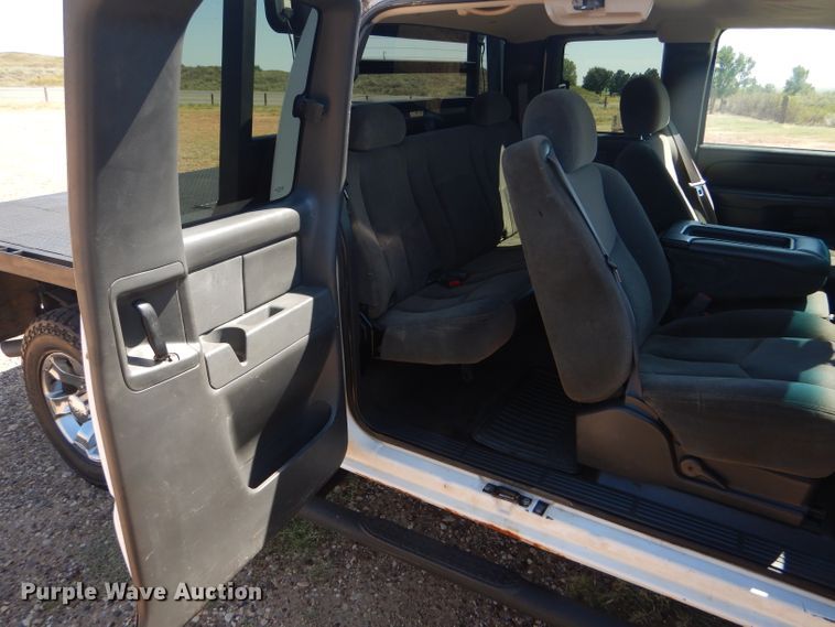 image for item DD4452 2005 Chevrolet Silverado 2500HD Ext. Cab flatbed pickup truck