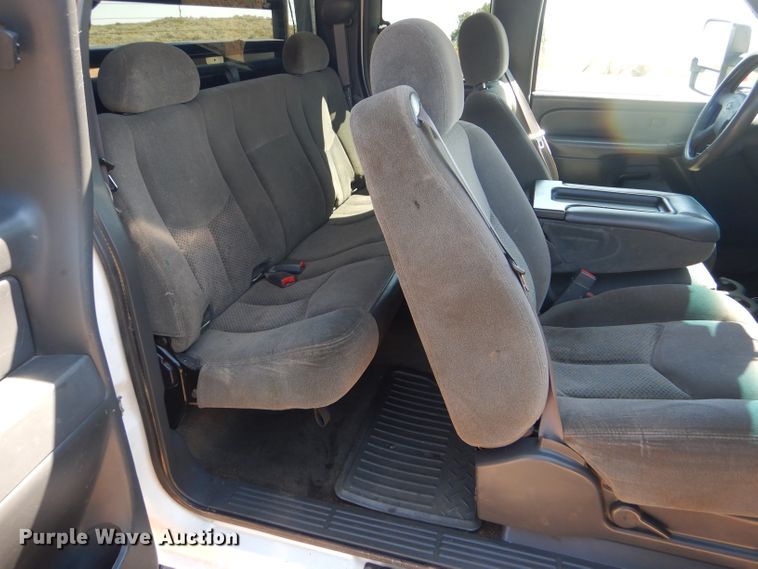 image for item DD4452 2005 Chevrolet Silverado 2500HD Ext. Cab flatbed pickup truck