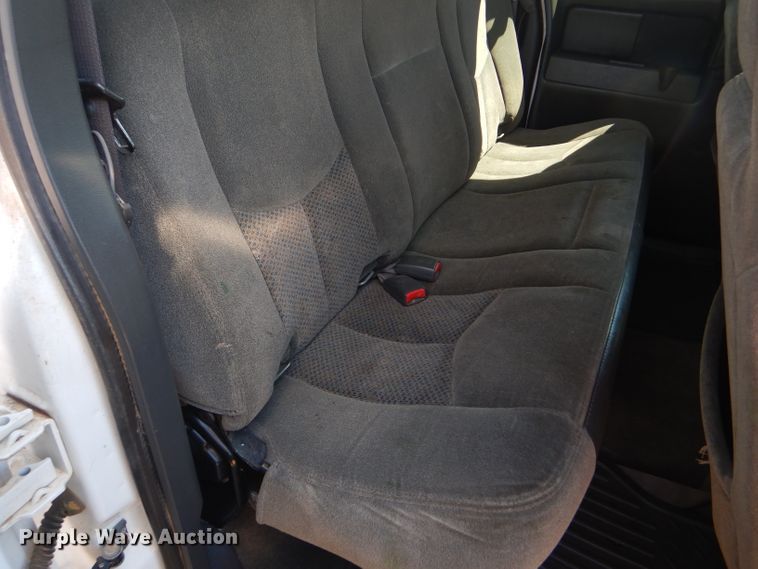 image for item DD4452 2005 Chevrolet Silverado 2500HD Ext. Cab flatbed pickup truck