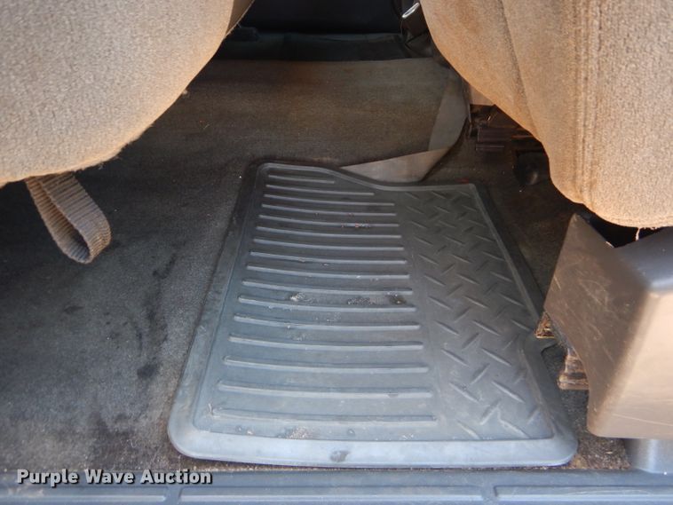 image for item DD4452 2005 Chevrolet Silverado 2500HD Ext. Cab flatbed pickup truck