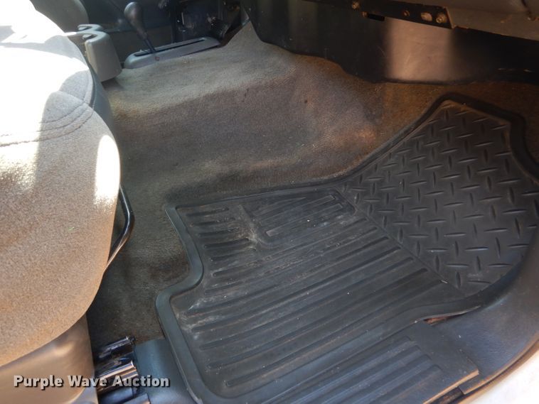 image for item DD4452 2005 Chevrolet Silverado 2500HD Ext. Cab flatbed pickup truck