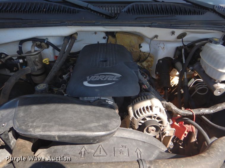 image for item DD4452 2005 Chevrolet Silverado 2500HD Ext. Cab flatbed pickup truck