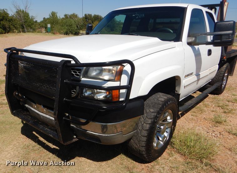 image for item DD4452 2005 Chevrolet Silverado 2500HD Ext. Cab flatbed pickup truck