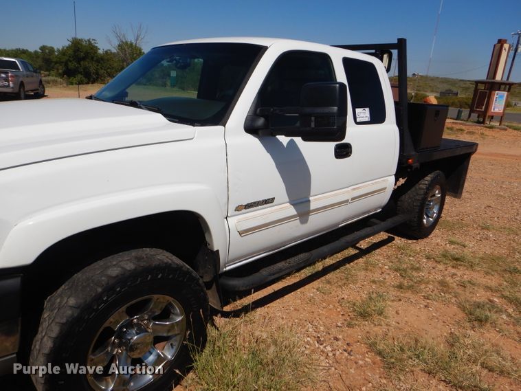 image for item DD4452 2005 Chevrolet Silverado 2500HD Ext. Cab flatbed pickup truck