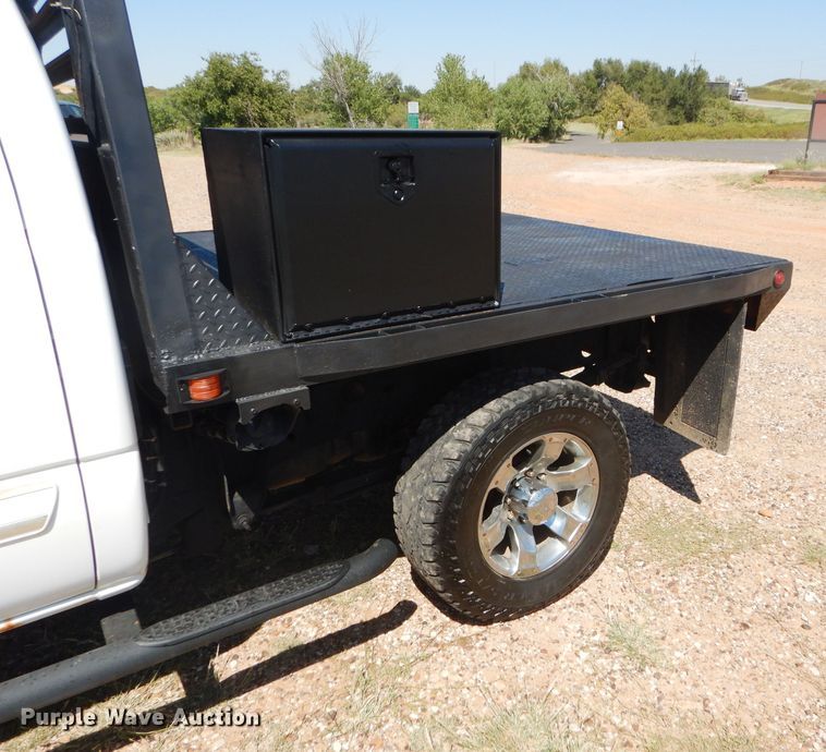 image for item DD4452 2005 Chevrolet Silverado 2500HD Ext. Cab flatbed pickup truck