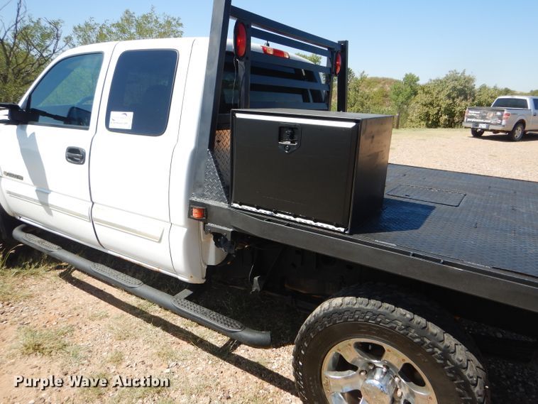 image for item DD4452 2005 Chevrolet Silverado 2500HD Ext. Cab flatbed pickup truck