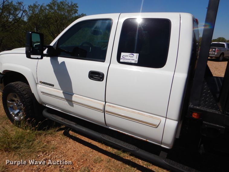 image for item DD4452 2005 Chevrolet Silverado 2500HD Ext. Cab flatbed pickup truck