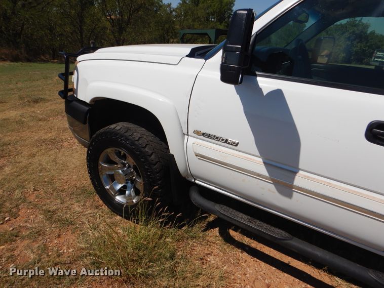 image for item DD4452 2005 Chevrolet Silverado 2500HD Ext. Cab flatbed pickup truck