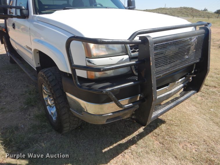 image for item DD4452 2005 Chevrolet Silverado 2500HD Ext. Cab flatbed pickup truck