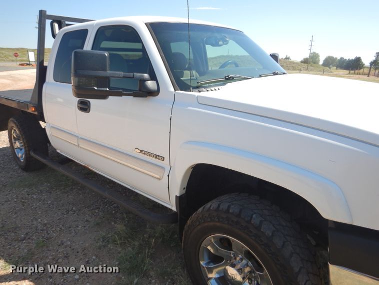 image for item DD4452 2005 Chevrolet Silverado 2500HD Ext. Cab flatbed pickup truck
