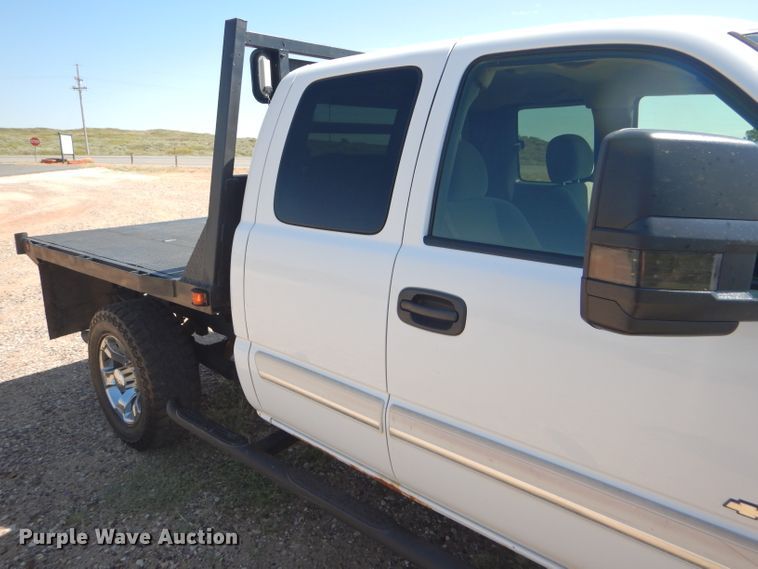 image for item DD4452 2005 Chevrolet Silverado 2500HD Ext. Cab flatbed pickup truck