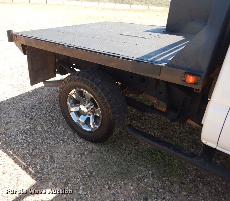image for item DD4452 2005 Chevrolet Silverado 2500HD Ext. Cab flatbed pickup truck