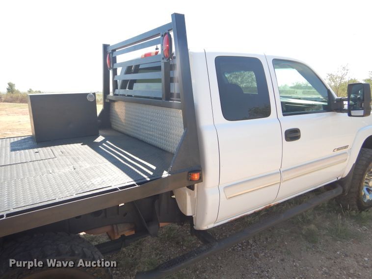 image for item DD4452 2005 Chevrolet Silverado 2500HD Ext. Cab flatbed pickup truck
